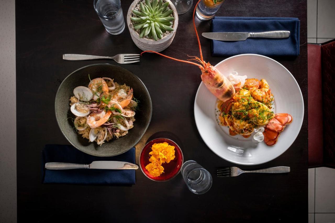 Kimpton Epic Hotel By Ihg Miami Exterior photo A meal at the restaurant