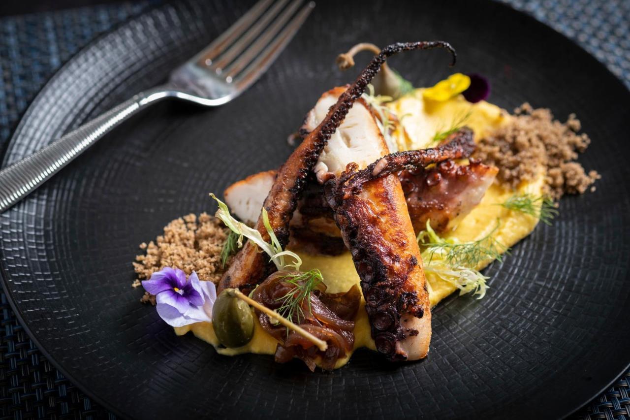 Kimpton Epic Hotel By Ihg Miami Exterior photo Octopus with mango