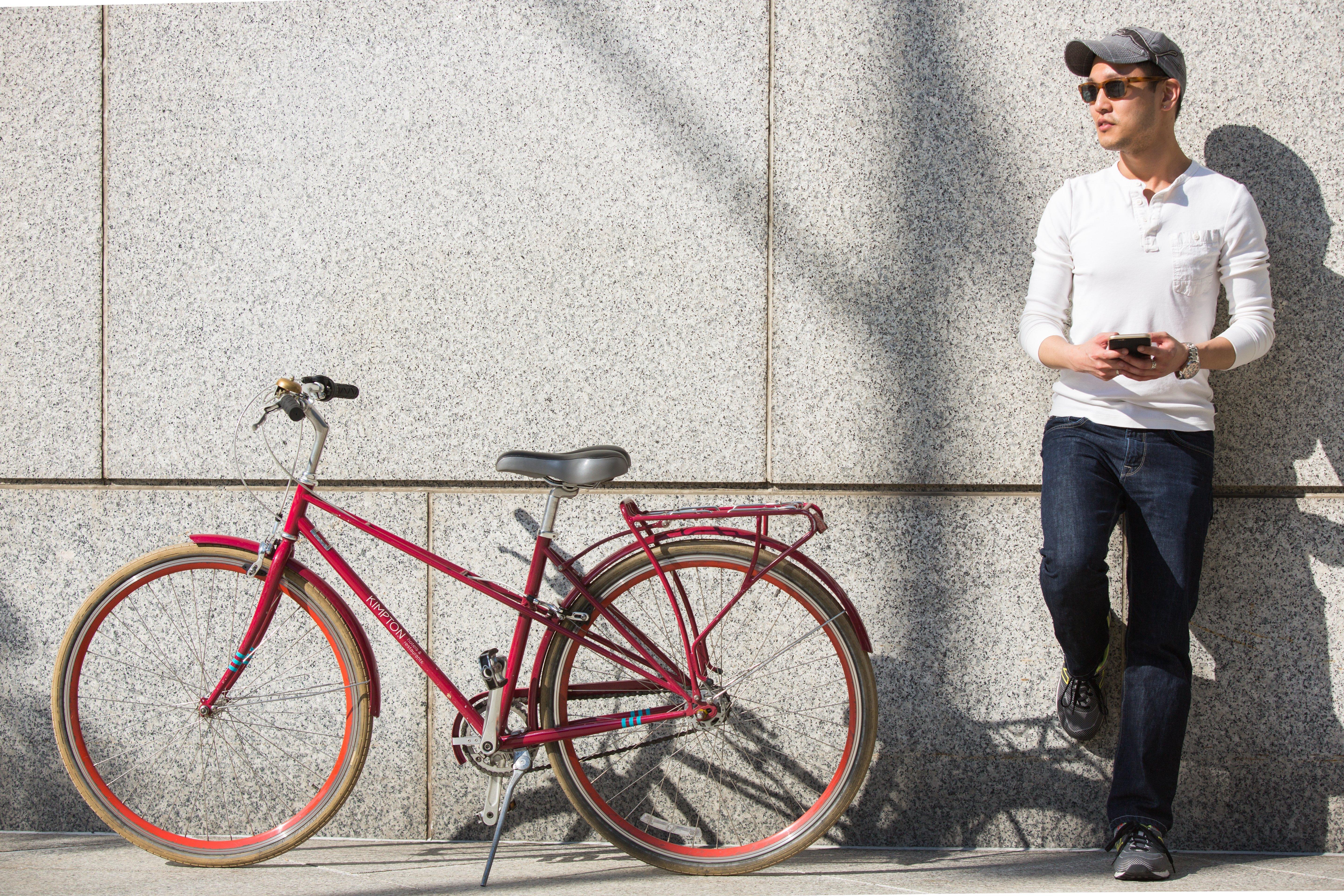 Kimpton Epic Hotel By Ihg Miami Exterior photo A man with a bicycle